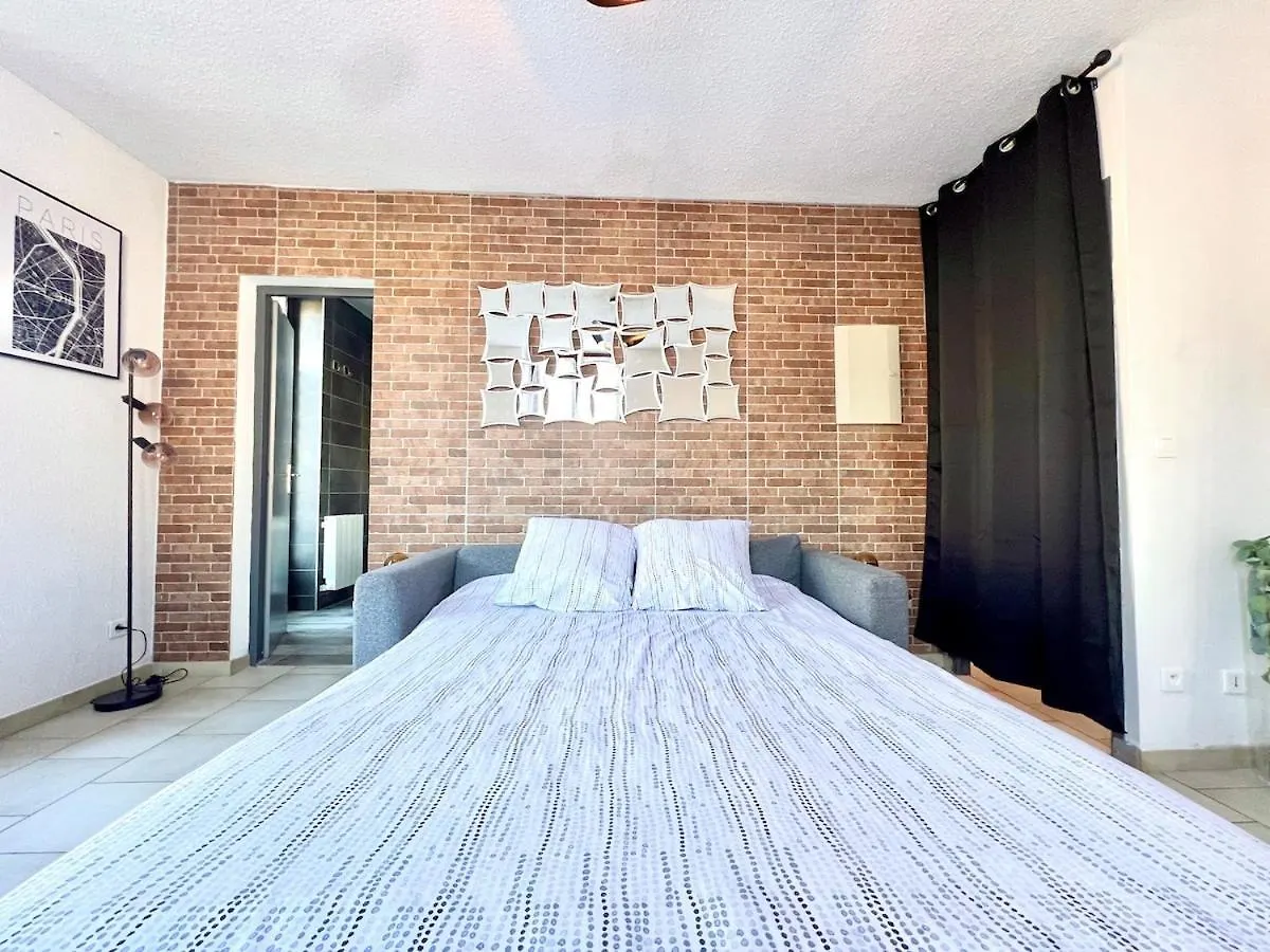 Spacieux T2 Avec Balcon Cluses France