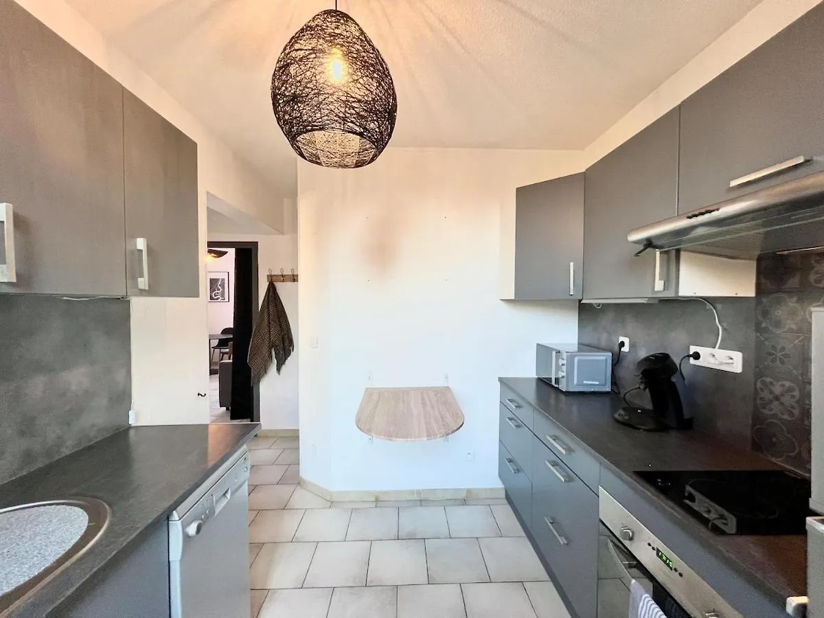 Spacieux T2 Avec Balcon Cluses France
